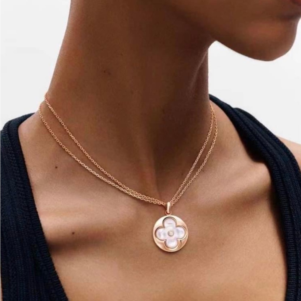 Long rose gold mother of pearl clover necklace, New.